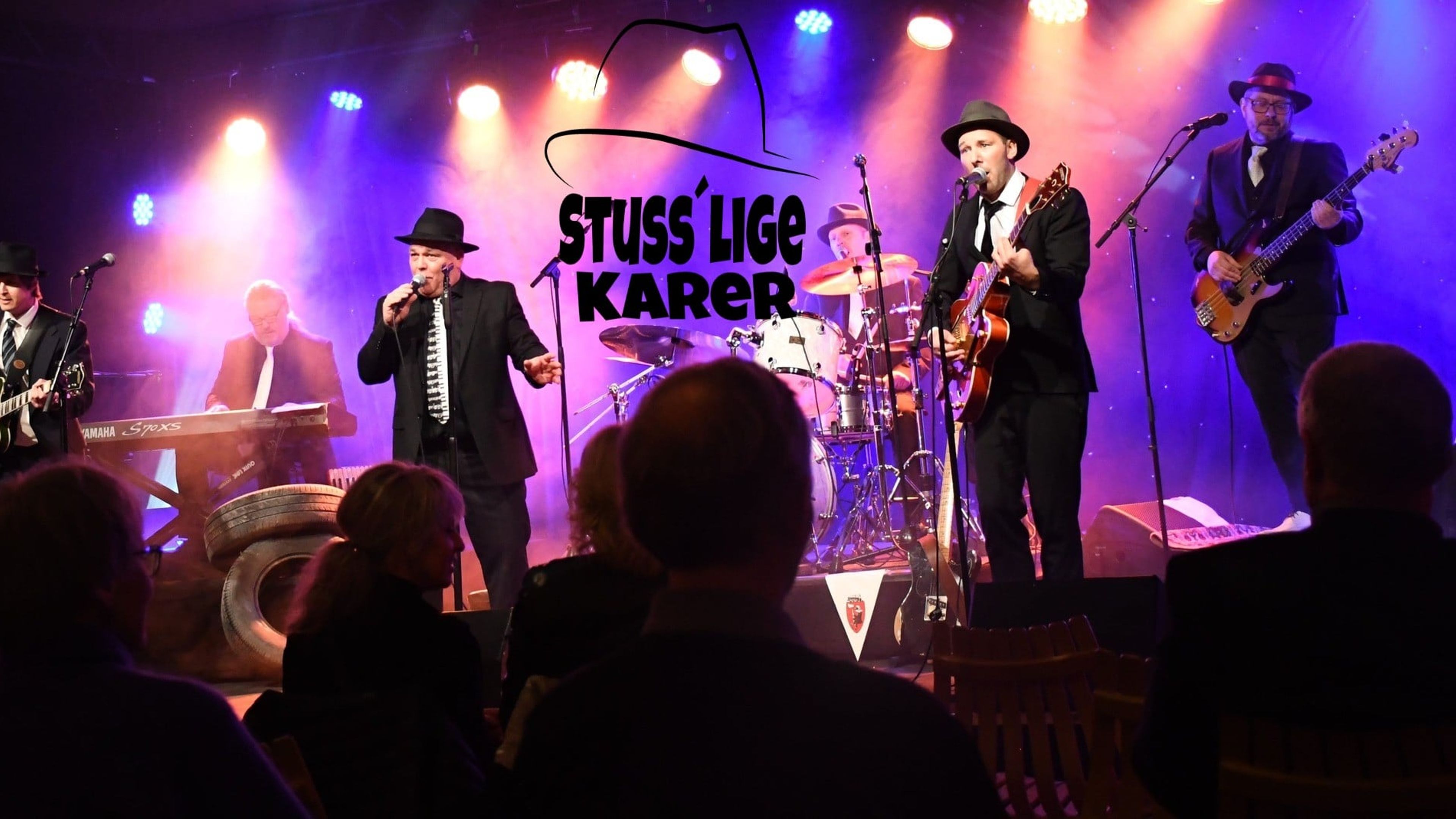 Promotional graphic for STUSS'LIGE KARER i Bakgården på Kaffka
