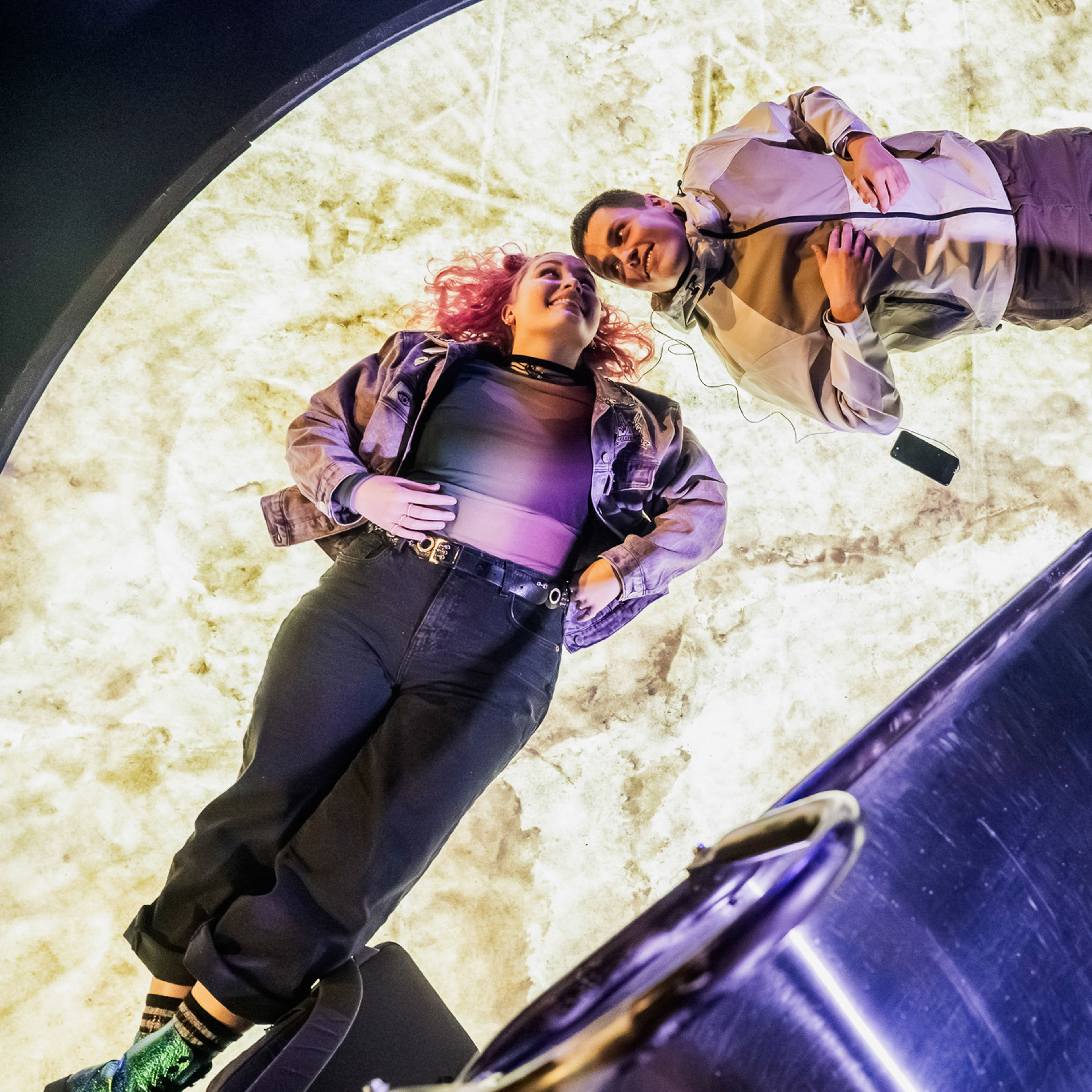 Under sklia – teaterforestilling av Anna Renolen