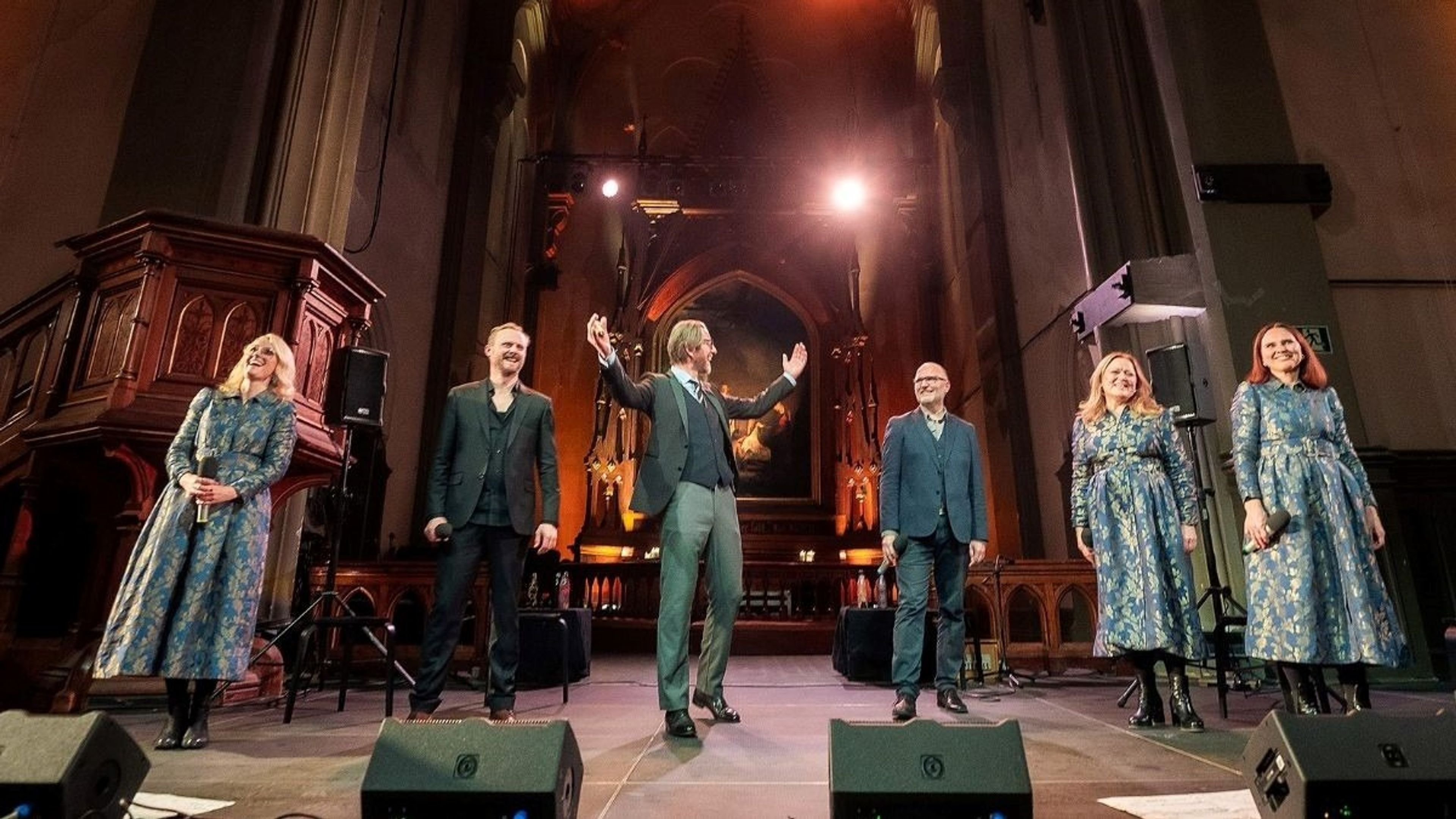 Promotional graphic for JULERO med PUST