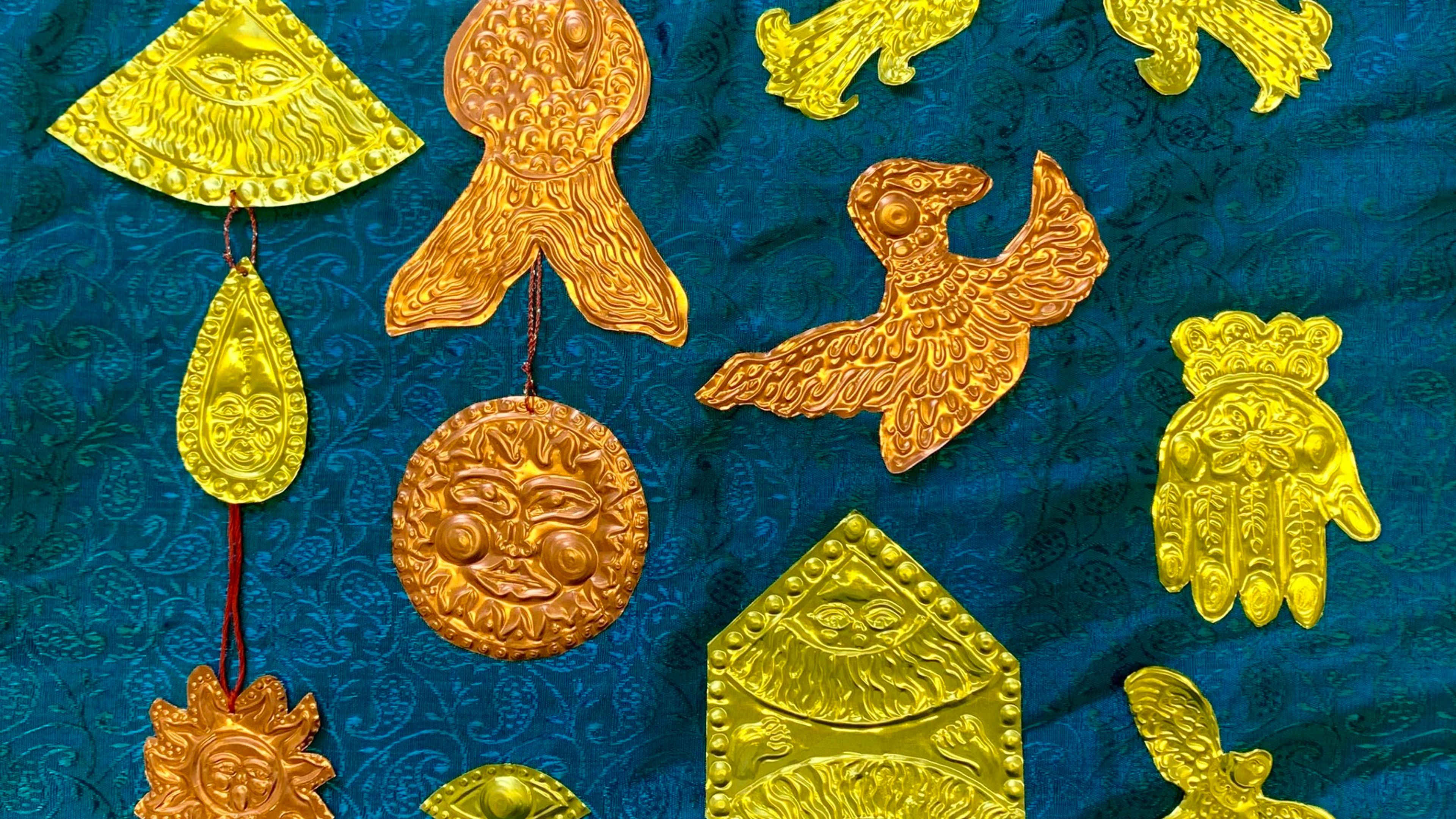 Promotional graphic for Familieverksted: Lær å prege metall! // Bærum Kunsthall