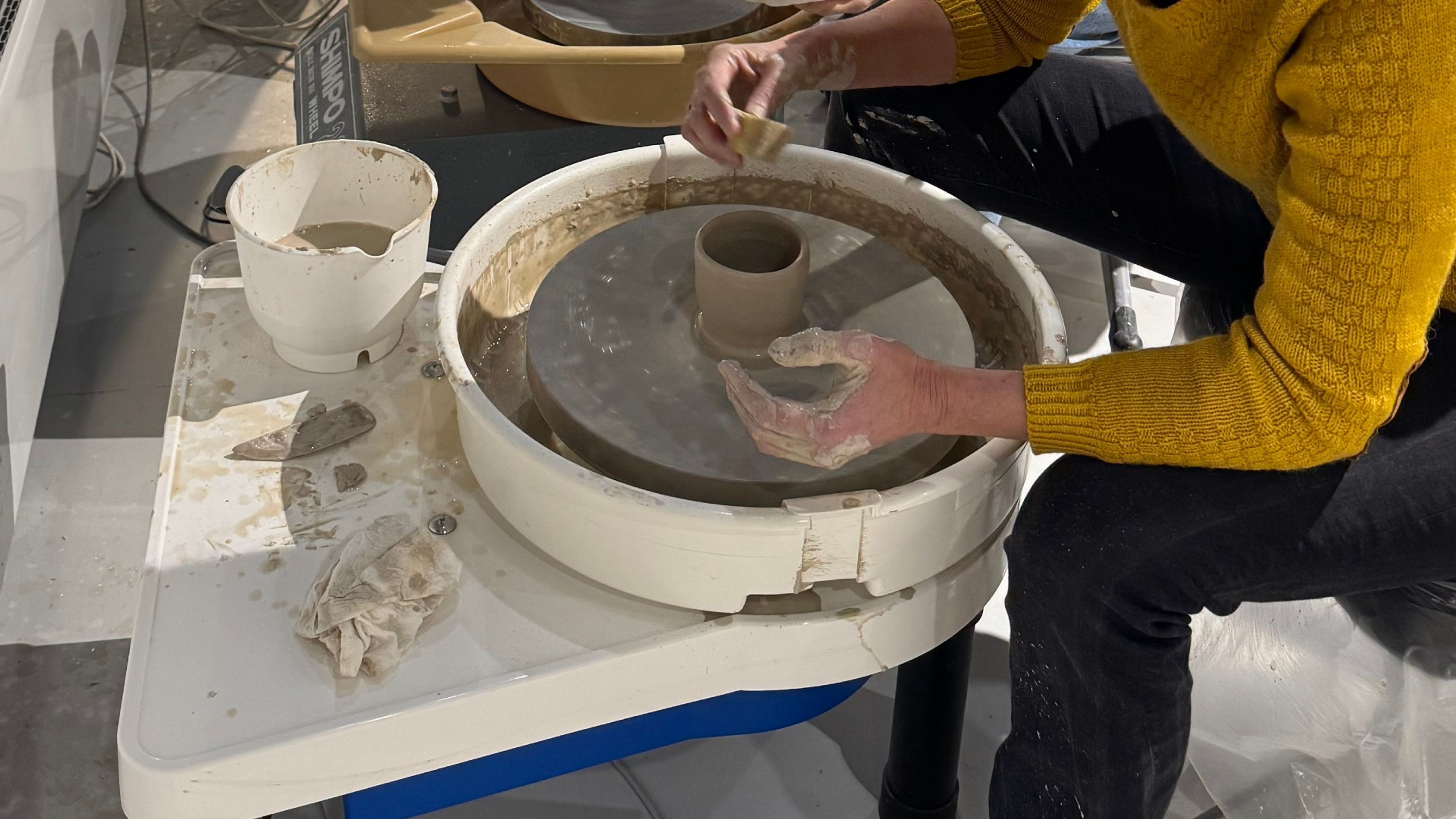 Promotional graphic for Kurs på dreieskive // Keramikken Fornebu