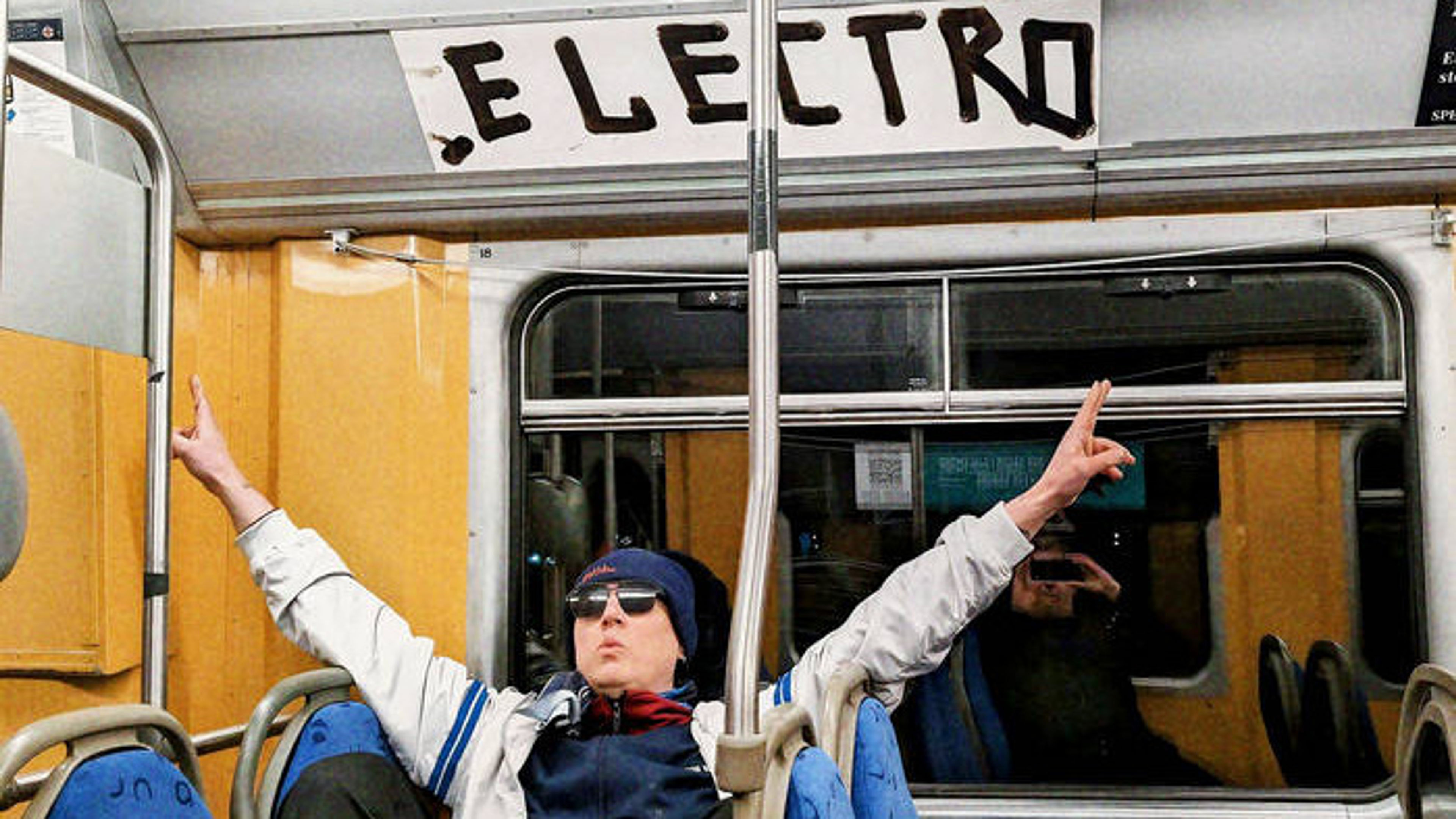 Promotional graphic for DJ Luke Eargoggle -Electro🤖Søndag❤️‍🔥🎶🌞👍 