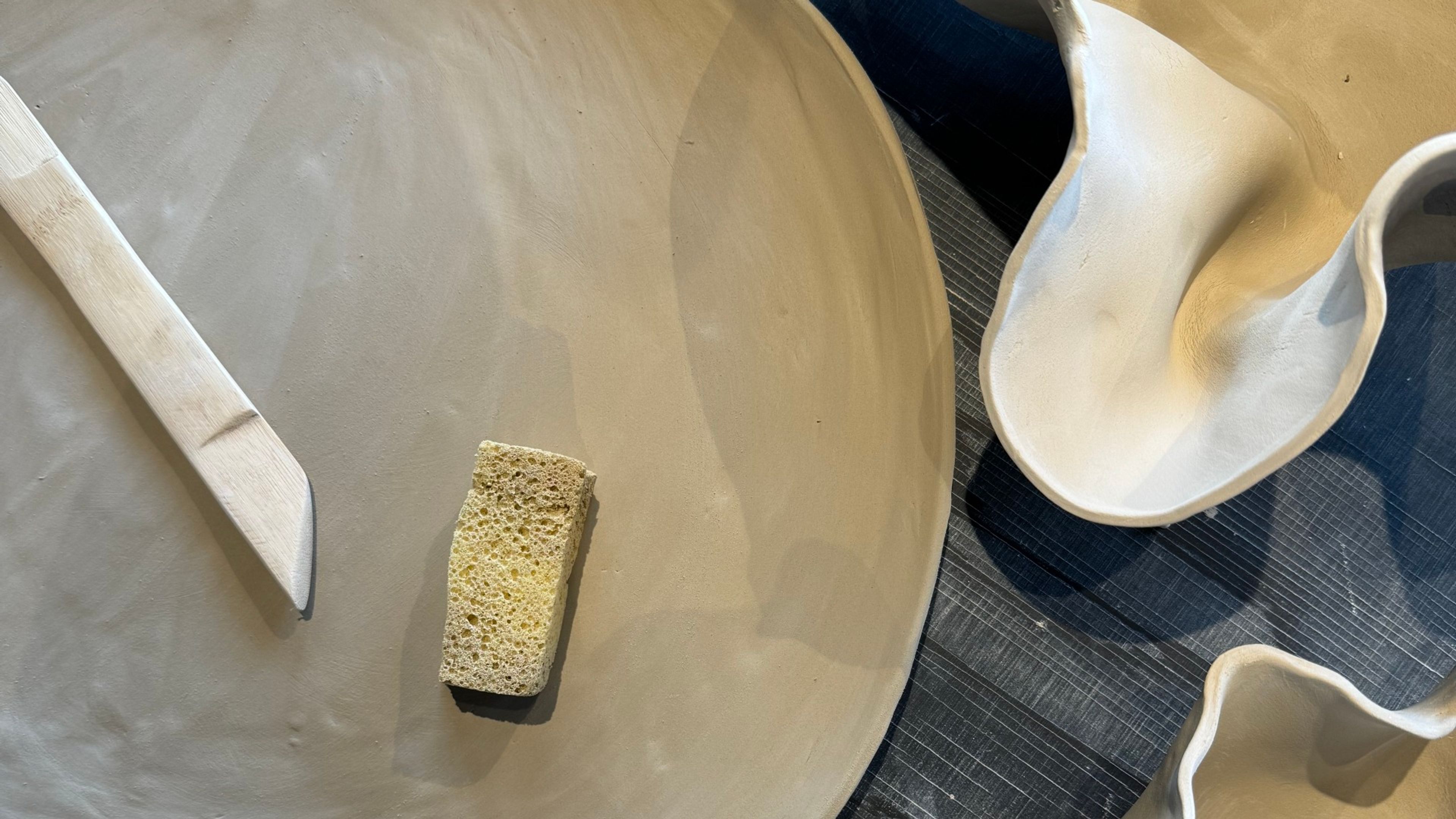 Promotional graphic for Kursnyhet: Store fat og kopp // Keramikken Fornebu