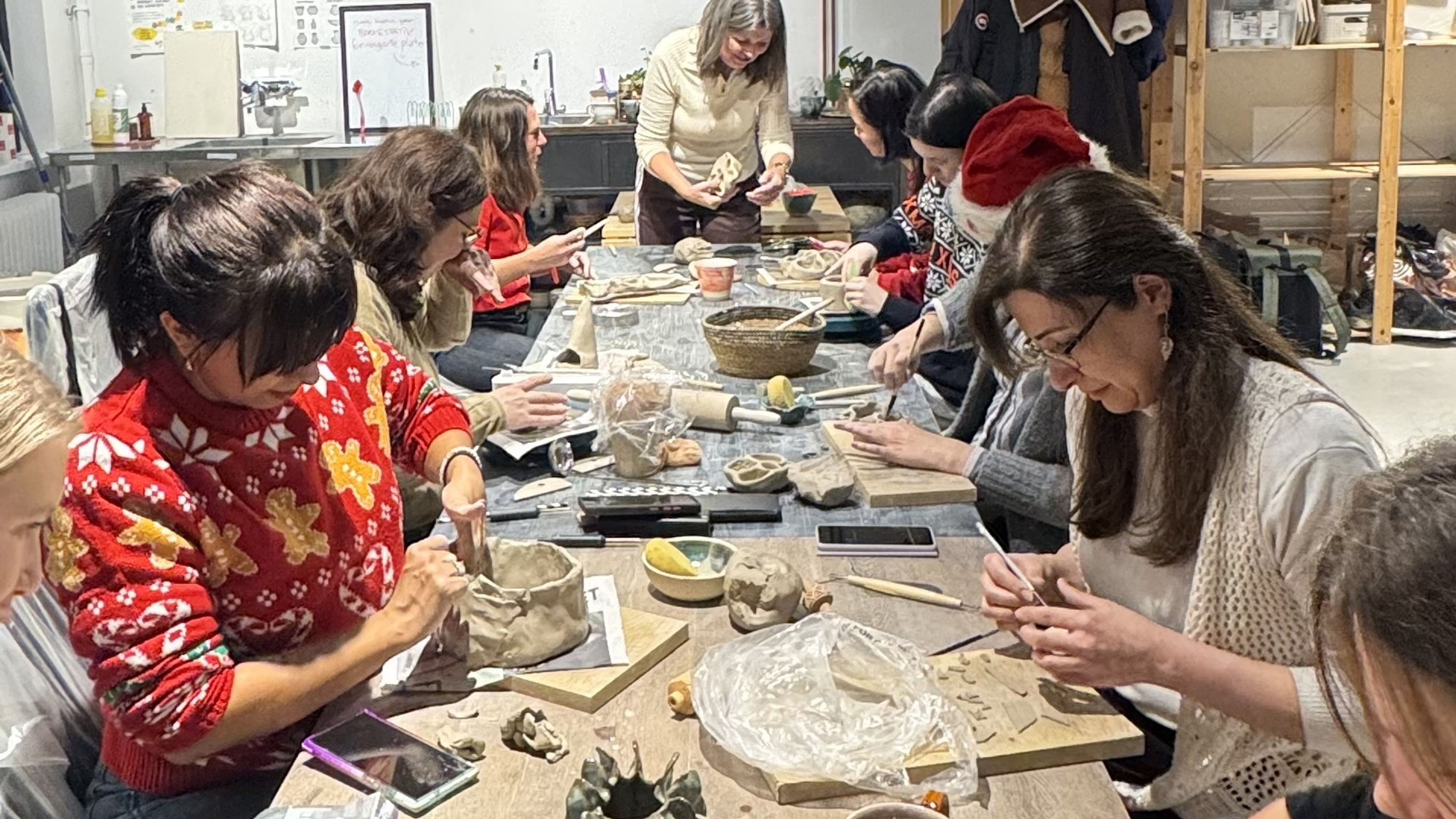 Promotional graphic for KURS I HÅNDBYGGING // Keramikken på Fornebu